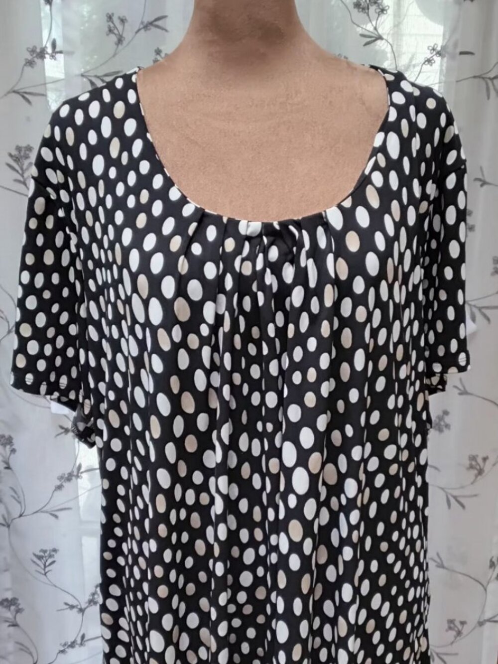 Liz Claiborne short-sleeve blouse gathered scoop neckline Black, Beige & White p